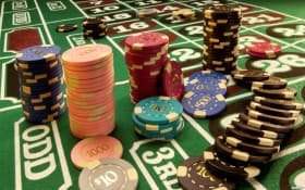 Bàn baccarat live casino với dealer người thật tại hutbet